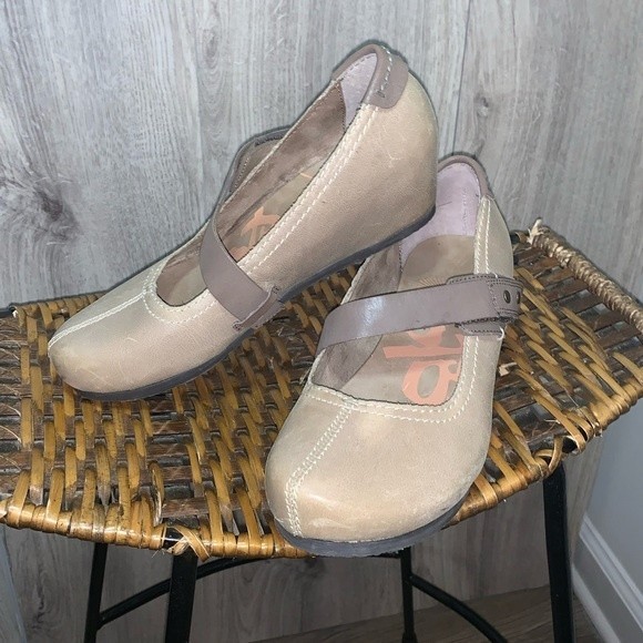 OTBT Salem Women's Mary Jane Wedge Leather Upper EVA Midsole Rubber Outsole 6M - Picture 3 of 8